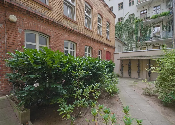 Quiet Courtyard Apartment