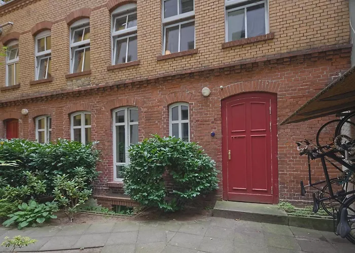 Quiet Courtyard Apartment